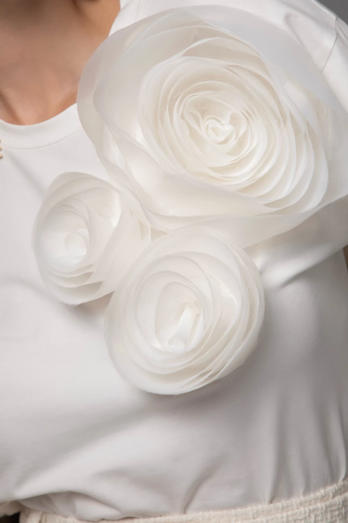 Thumbnail 5 of Бяла тениска с ръчно изработени цветя "FLEUR DE ROSE"