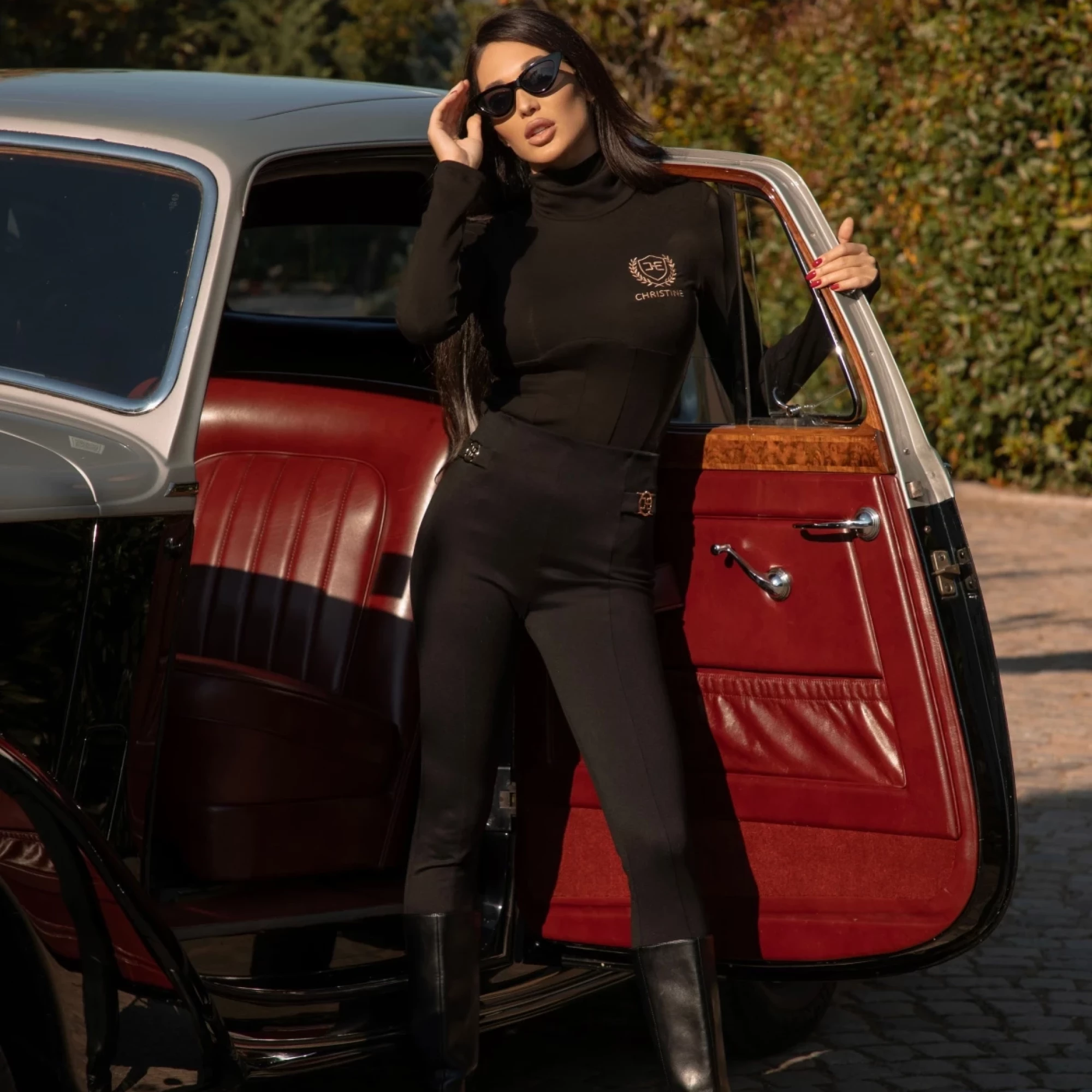 Thumbnail 3 of Клин в черно "GLAM"