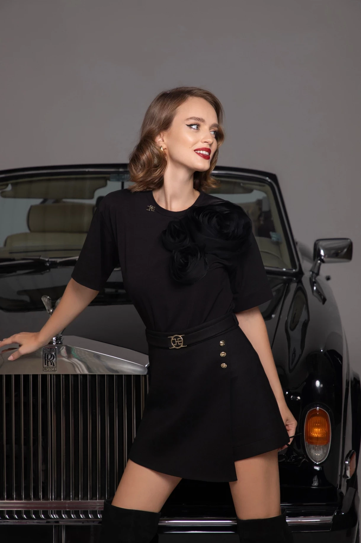 Thumbnail 3 of Черна тениска с ръчно изработени цветя "FLEUR DE ROSE"