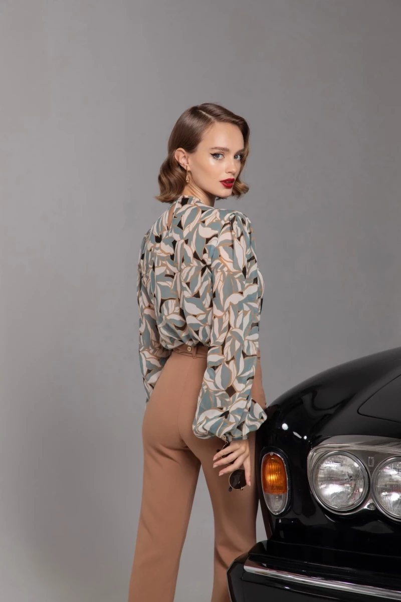 Thumbnail 2 of Бежов чарлстон "MON AMOUR"