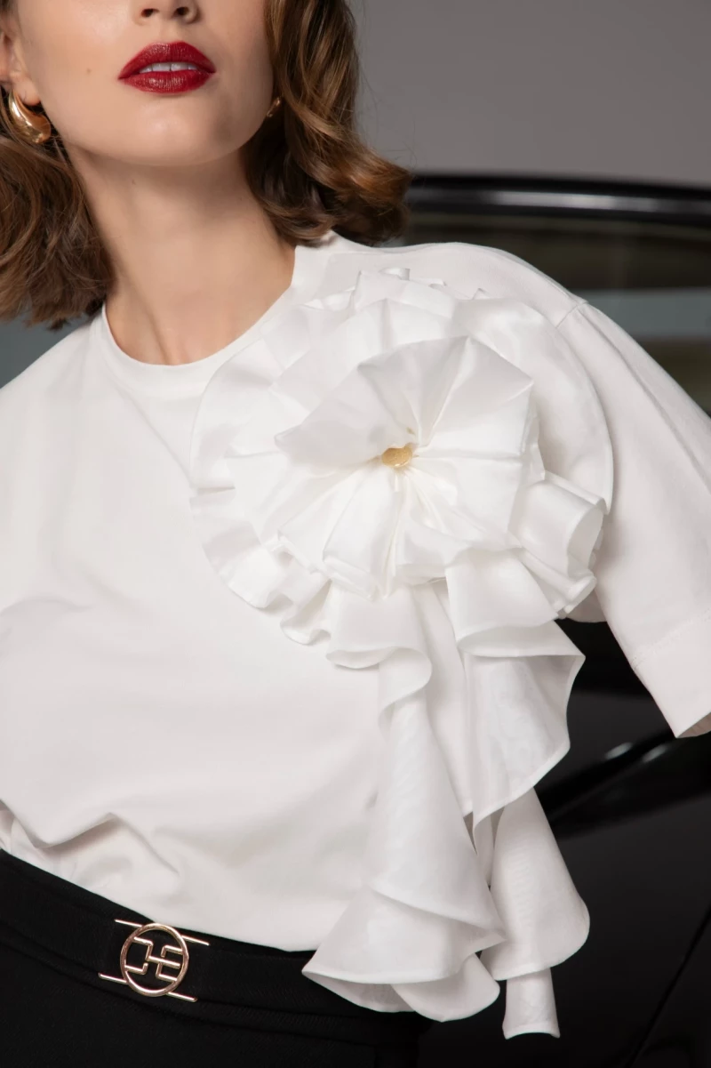 Thumbnail 1 of Тениска с ръчно изработено цвете "FLEUR DE CAMELIA"