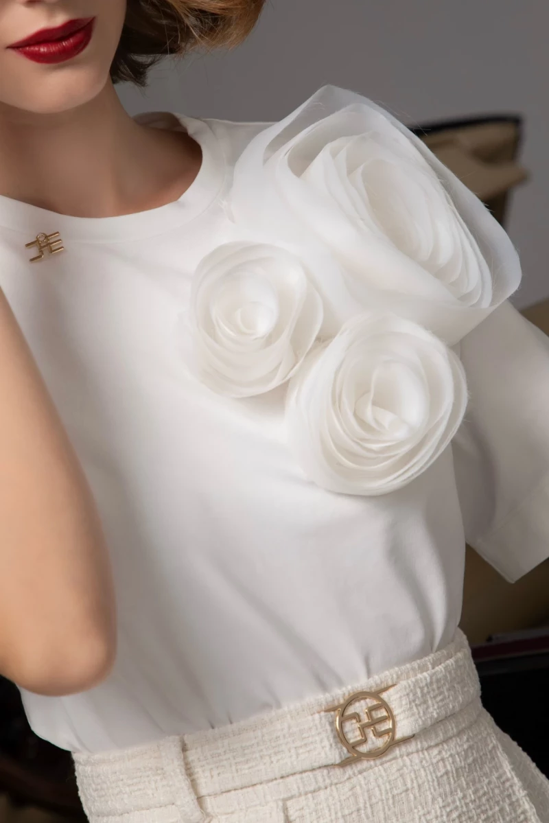 Thumbnail 1 of Бяла тениска с ръчно изработени цветя "FLEUR DE ROSE"
