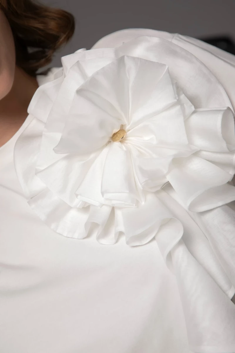 Thumbnail 2 of Тениска с ръчно изработено цвете "FLEUR DE CAMELIA"