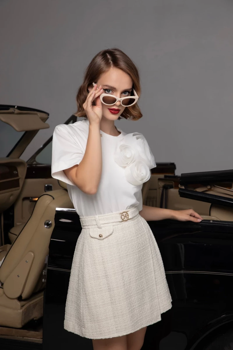 Thumbnail 4 of Бяла тениска с ръчно изработени цветя "FLEUR DE ROSE"