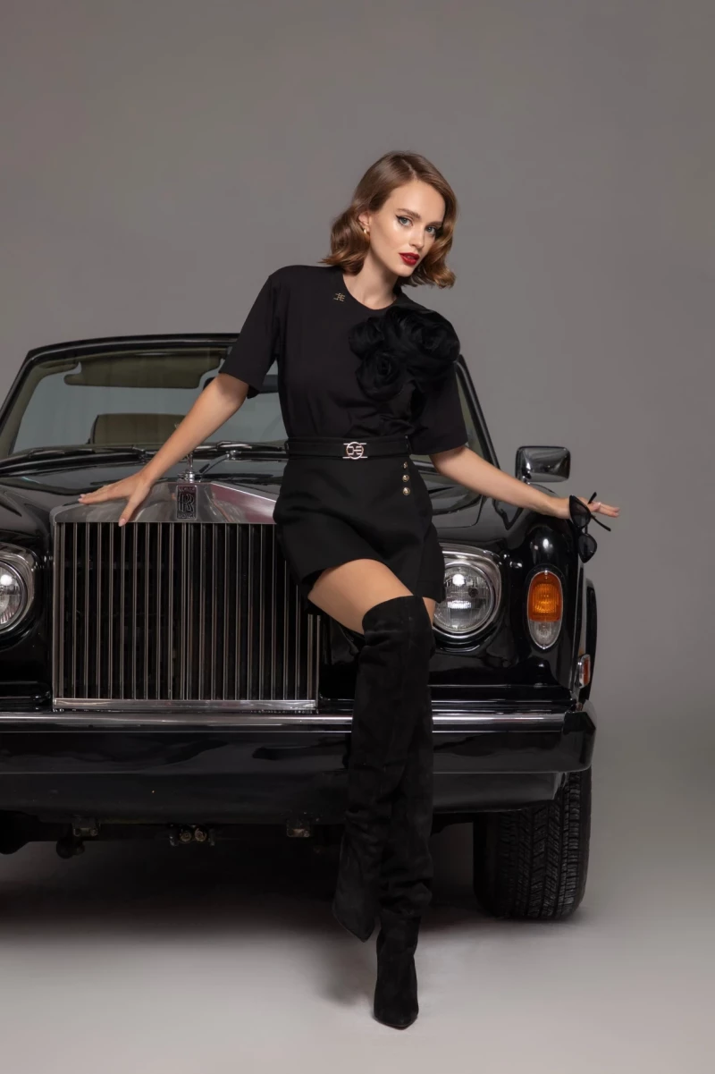 Thumbnail 1 of Черна тениска с ръчно изработени цветя "FLEUR DE ROSE"