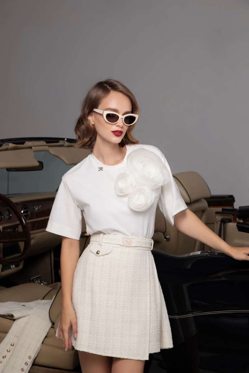 Thumbnail 3 of Бяла тениска с ръчно изработени цветя "FLEUR DE ROSE"