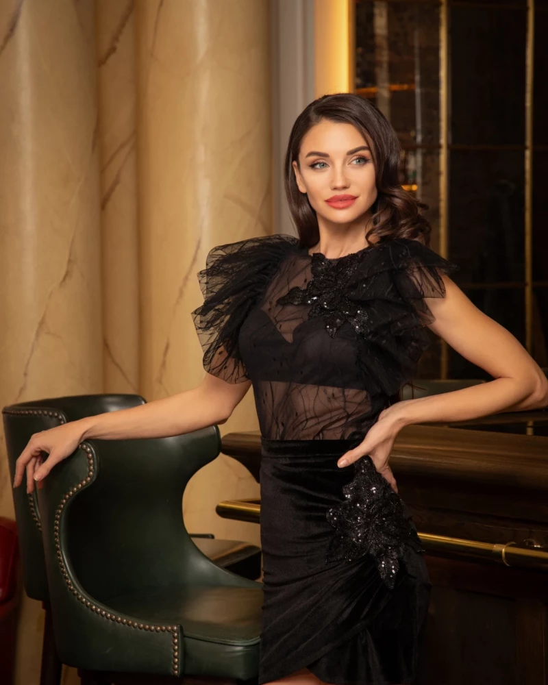 Thumbnail 3 of Черна пола кадифе с цвете